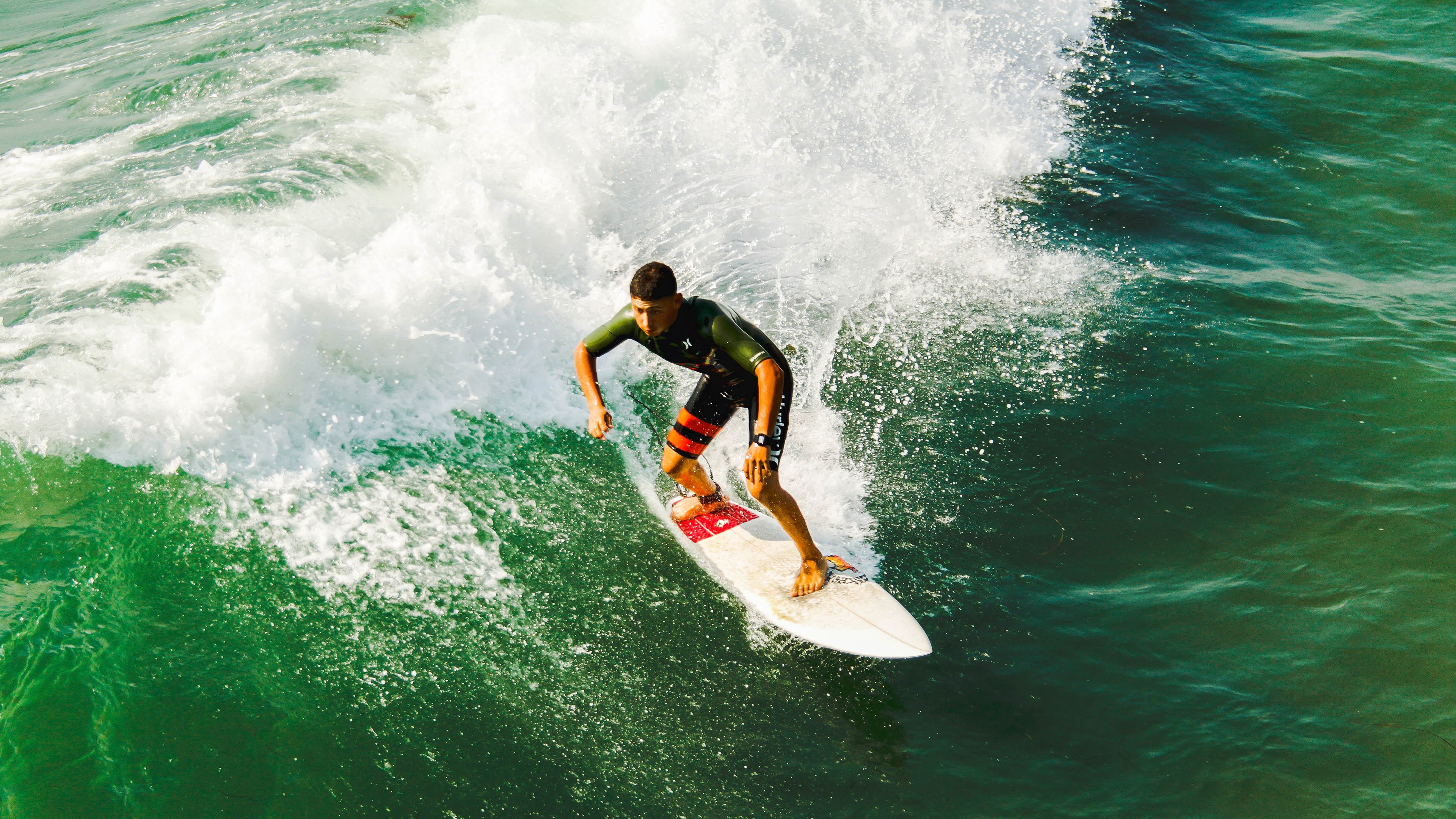 英超利物浦主场4比0横扫布莱顿 萨拉赫梅开二度射手榜再度领跑,英超利物浦球队
